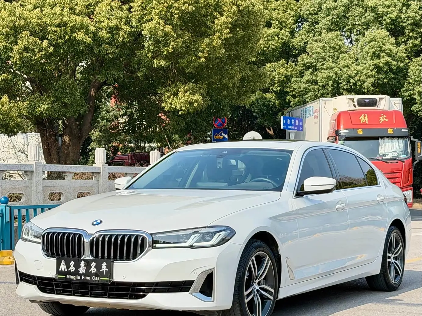 BMW 5 Series 2021 — ფოტო 1/8