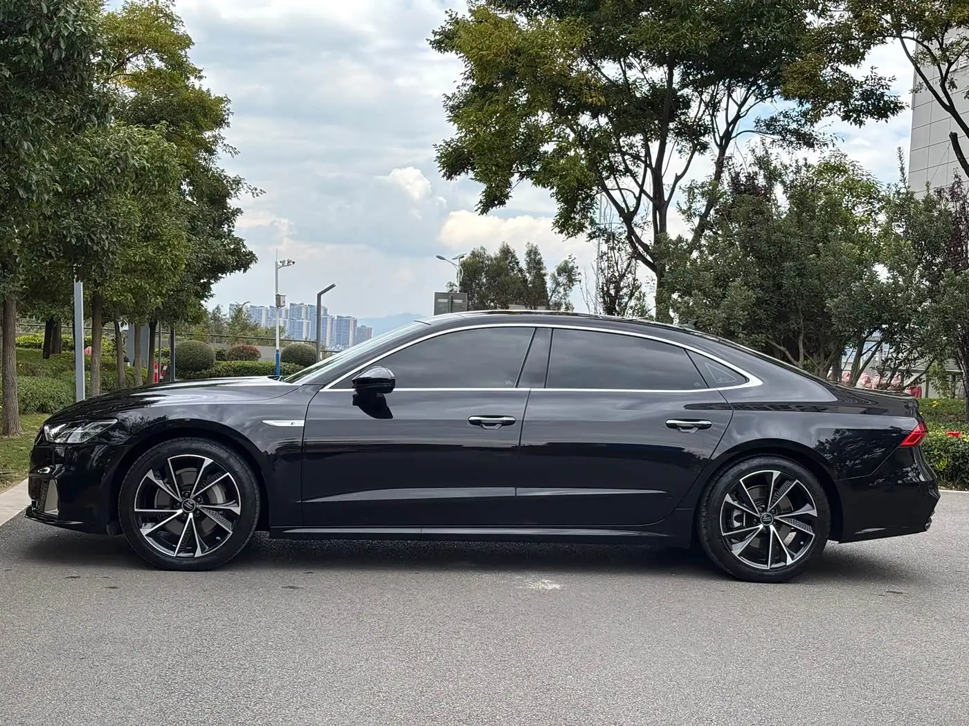 Audi A7L 2024 — ფოტო 8/20