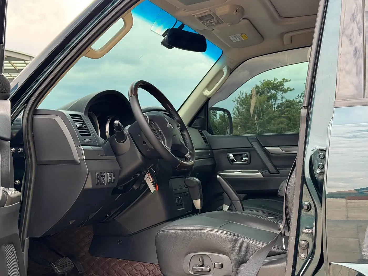Mitsubishi Pajero 2015 — Photo 4/20