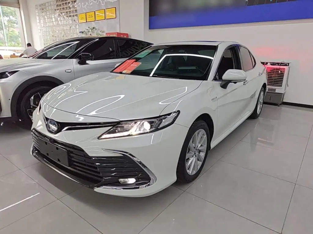 Toyota Camry 2021 — Photo 2/20