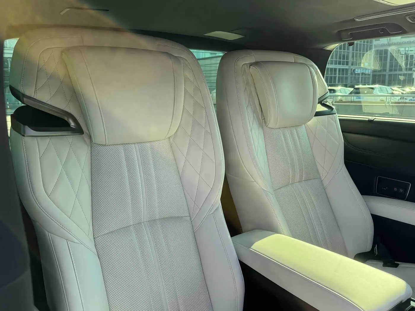 Lexus LM 2021 — Photo 18/20