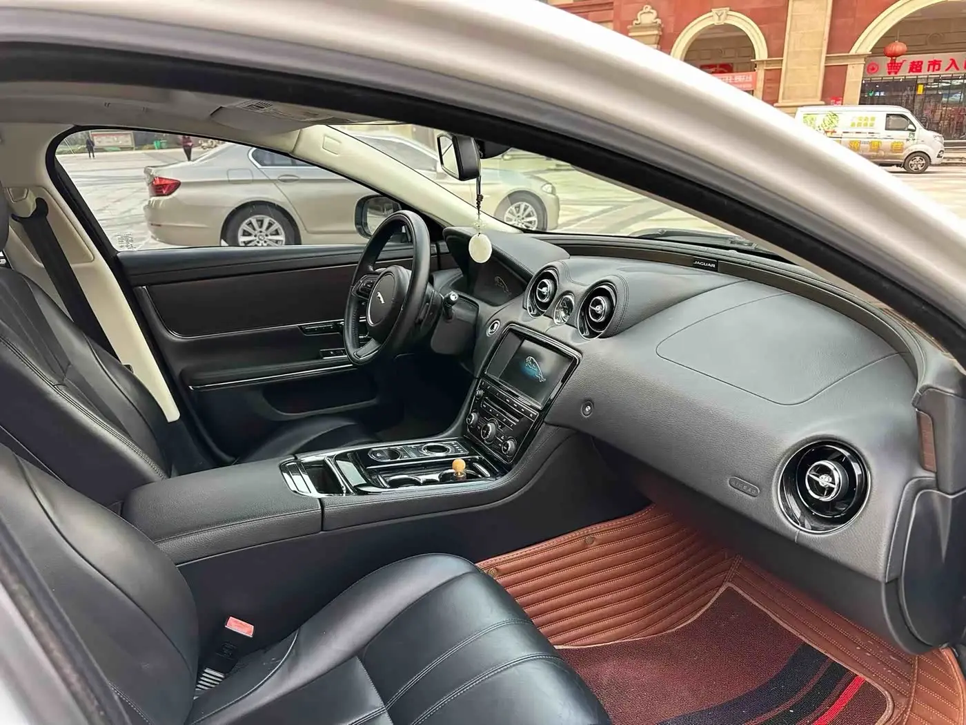 Jaguar XJ 2016 — Photo 9/9