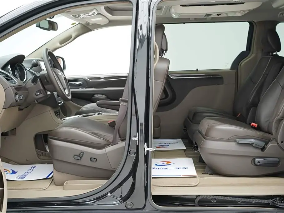Chrysler Grand Voyager 2017 — Photo 10/20