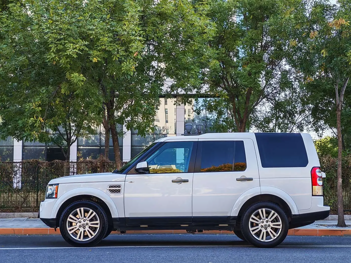 Land Rover Discovery 2012 — Photo 3/20