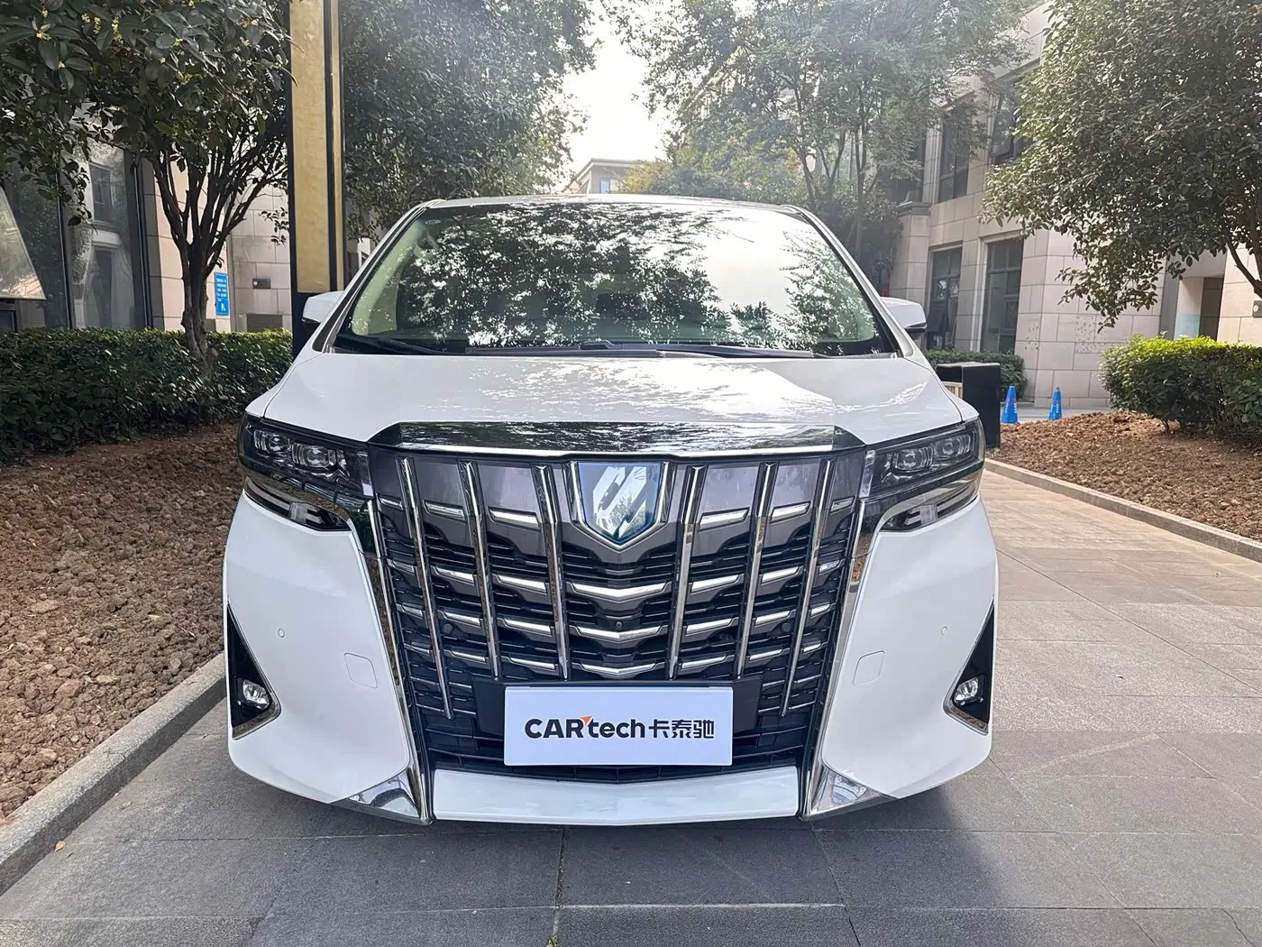 Toyota Alphard 2021 — Photo 2/14