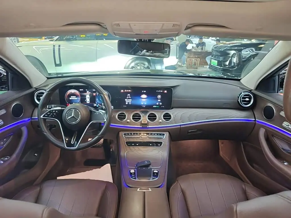 Mercedes-Benz E-Class 2021 — Photo 9/19