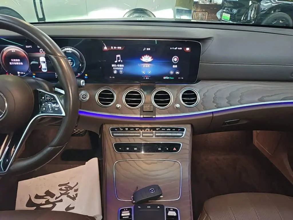 Mercedes-Benz E-Class 2021 — Photo 12/19