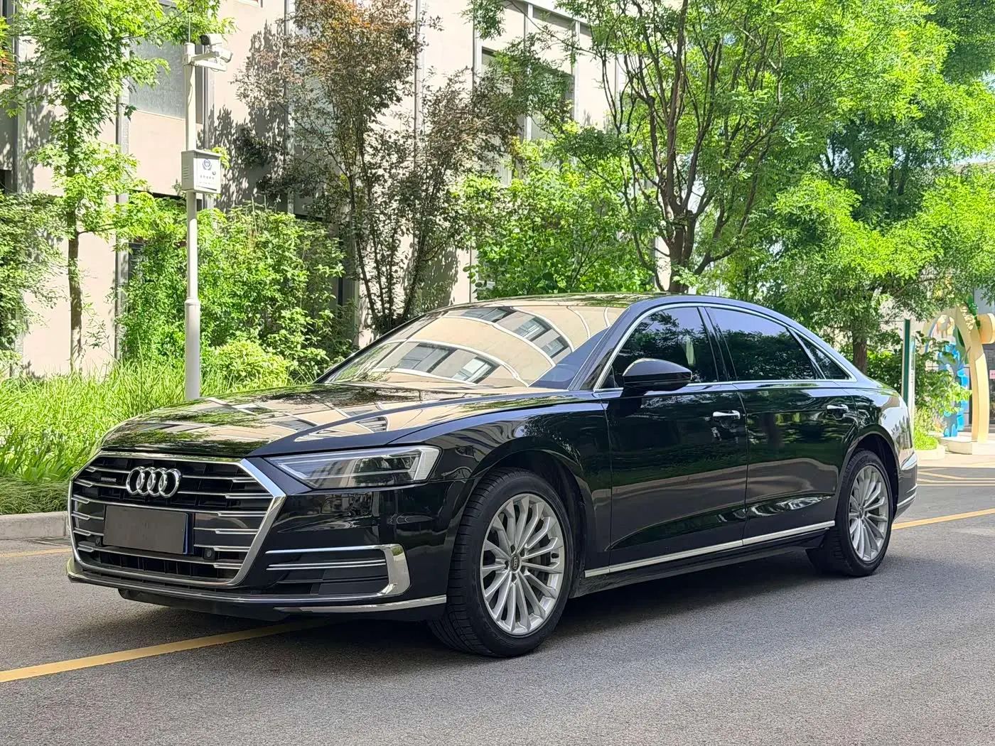 Audi A8 2018 — Фото 1/9