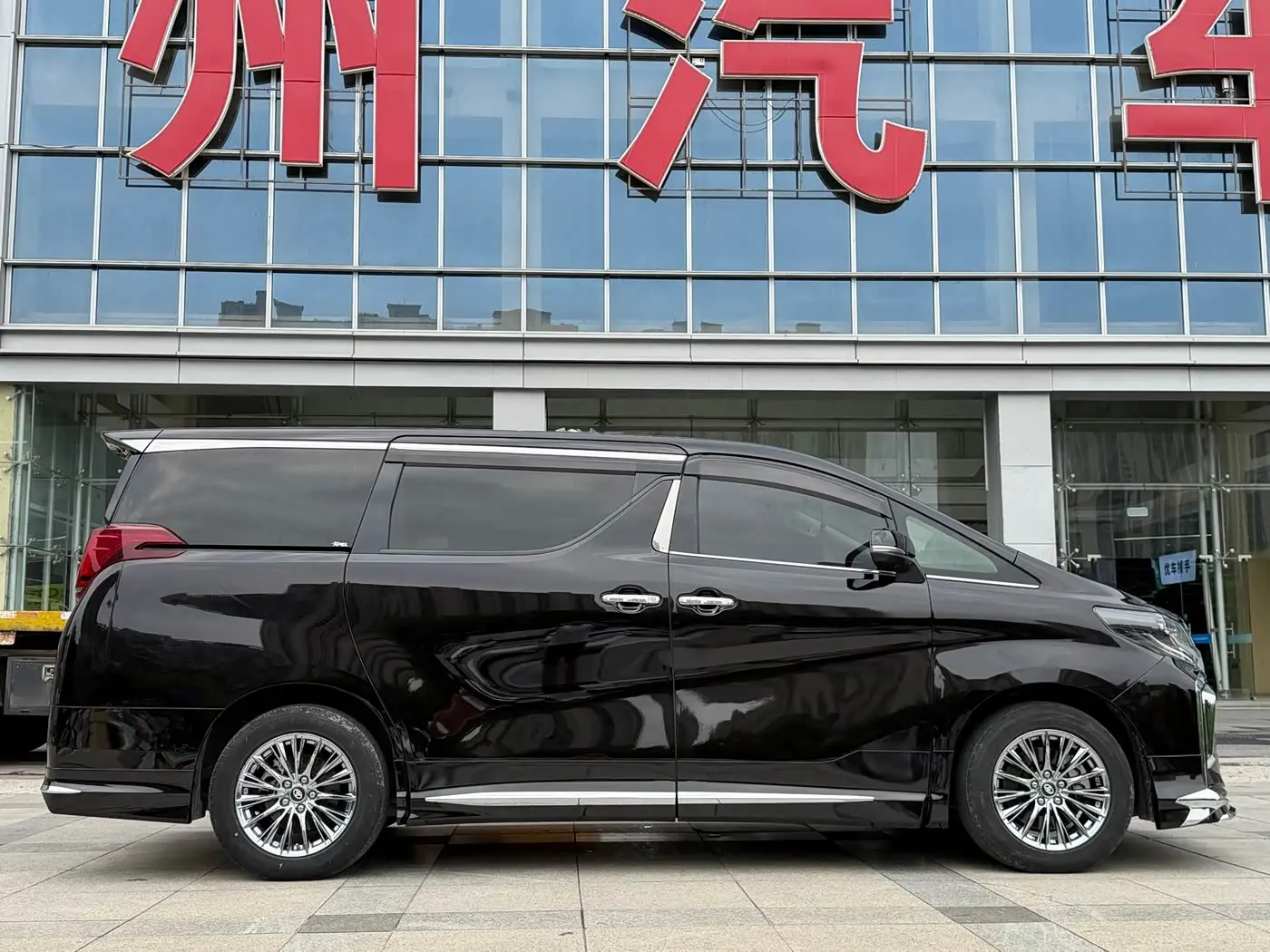 Toyota Vellfire 2022 — Photo 5/13