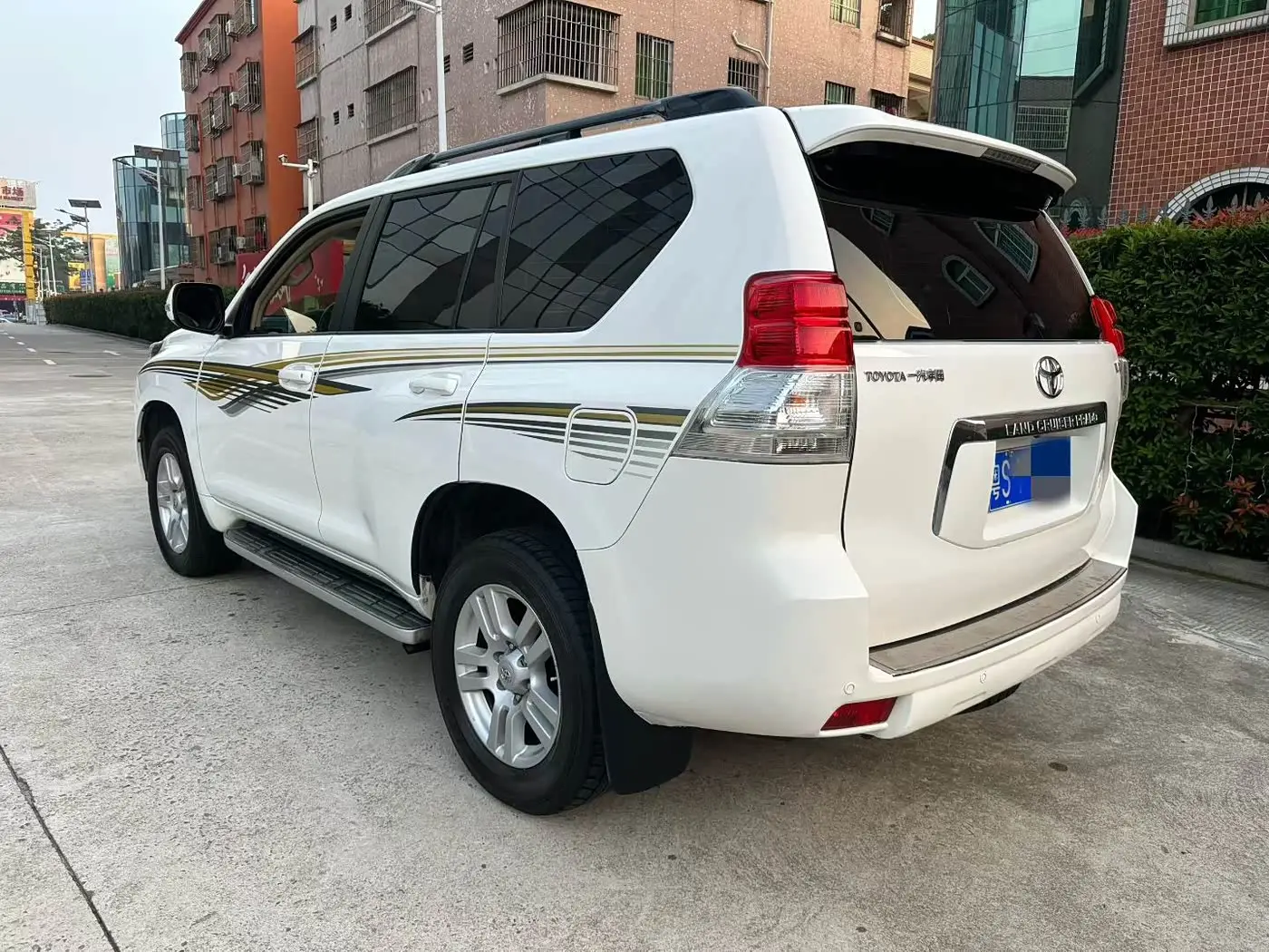 Toyota Prado 2012 — Photo 2/14