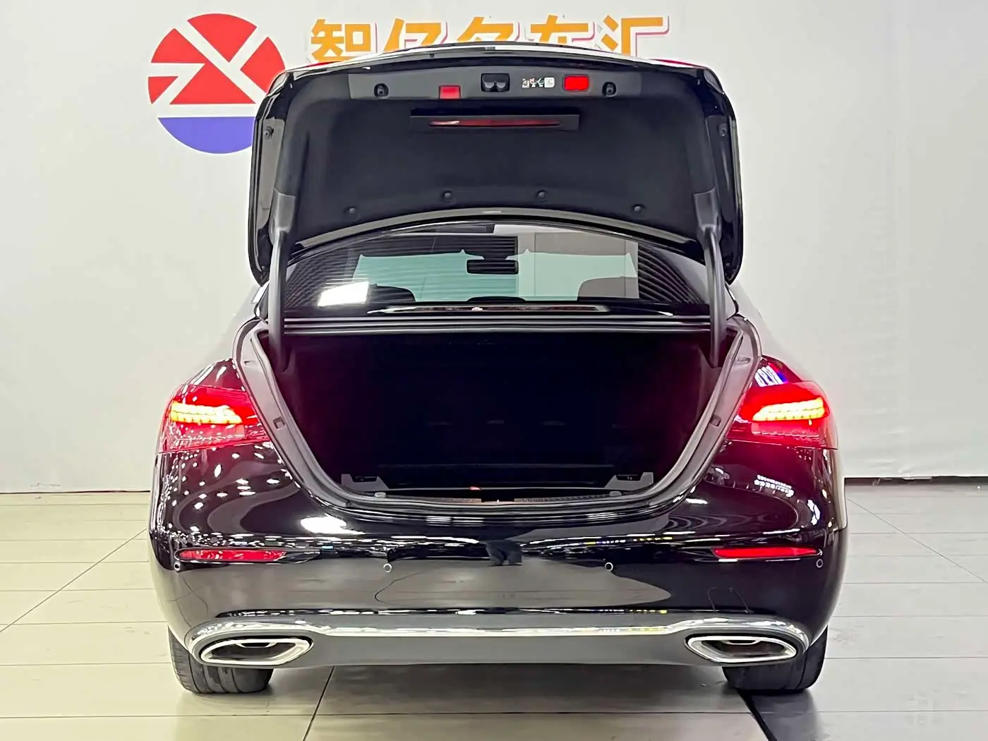 Mercedes-Benz E-Class 2023 — Photo 12/14