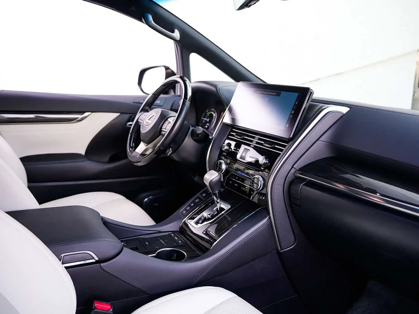 Lexus LM 2021 — Photo 6/9