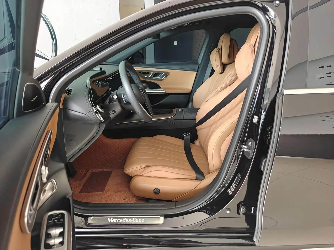 Mercedes-Benz E-Class 2025 — Photo 8/19