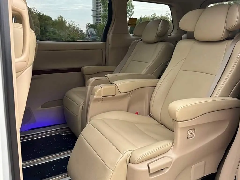 Toyota Alphard 2012 — Photo 7/9