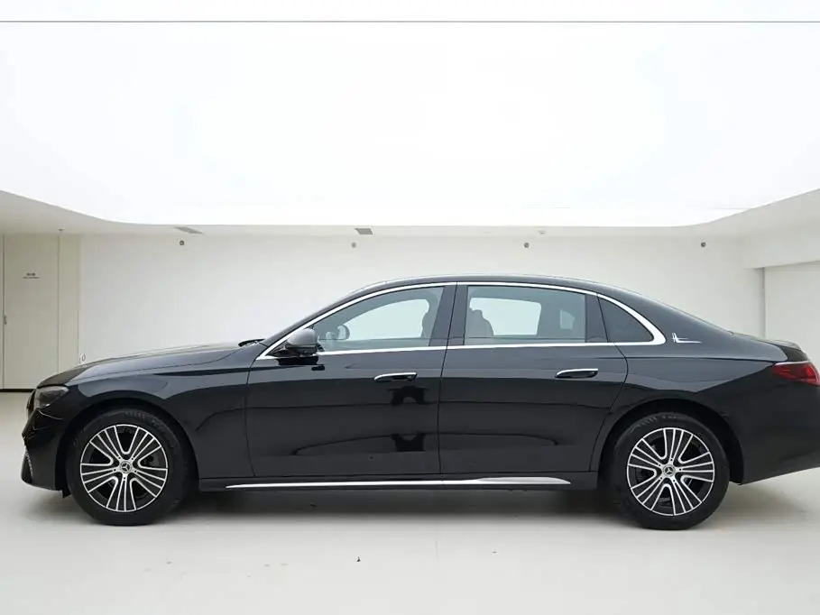 Mercedes-Benz E-Class 2025 — Photo 3/18