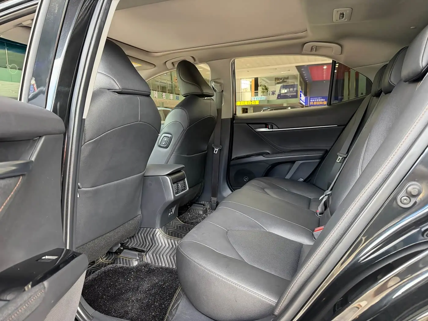 Toyota Camry 2023 — Photo 6/17