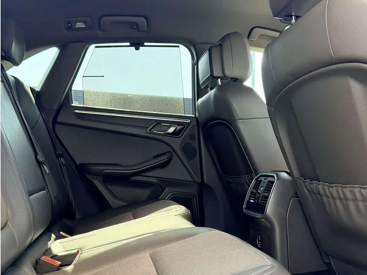 Porsche Macan 2022 — Photo 15/16