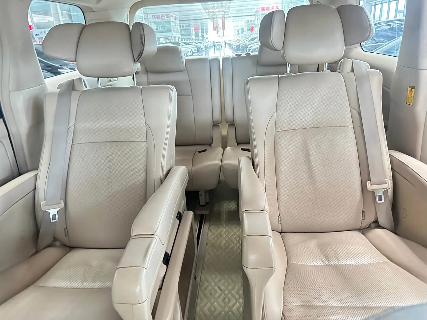 Toyota Alphard 2011 — Photo 9/10