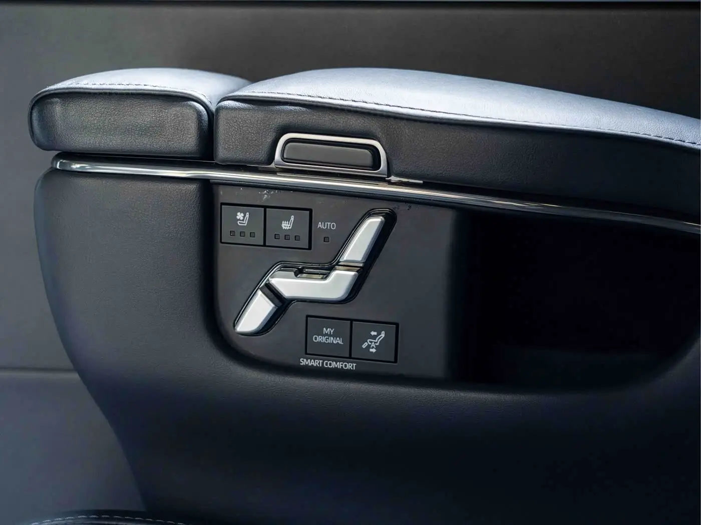 Toyota Vellfire 2023 — Photo 19/20