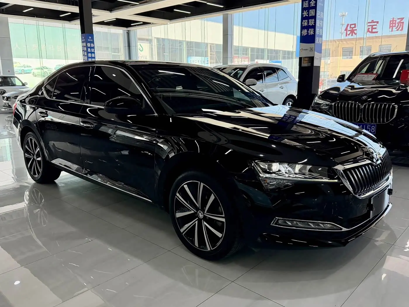 Škoda Superb 2023 — Фото 3/15