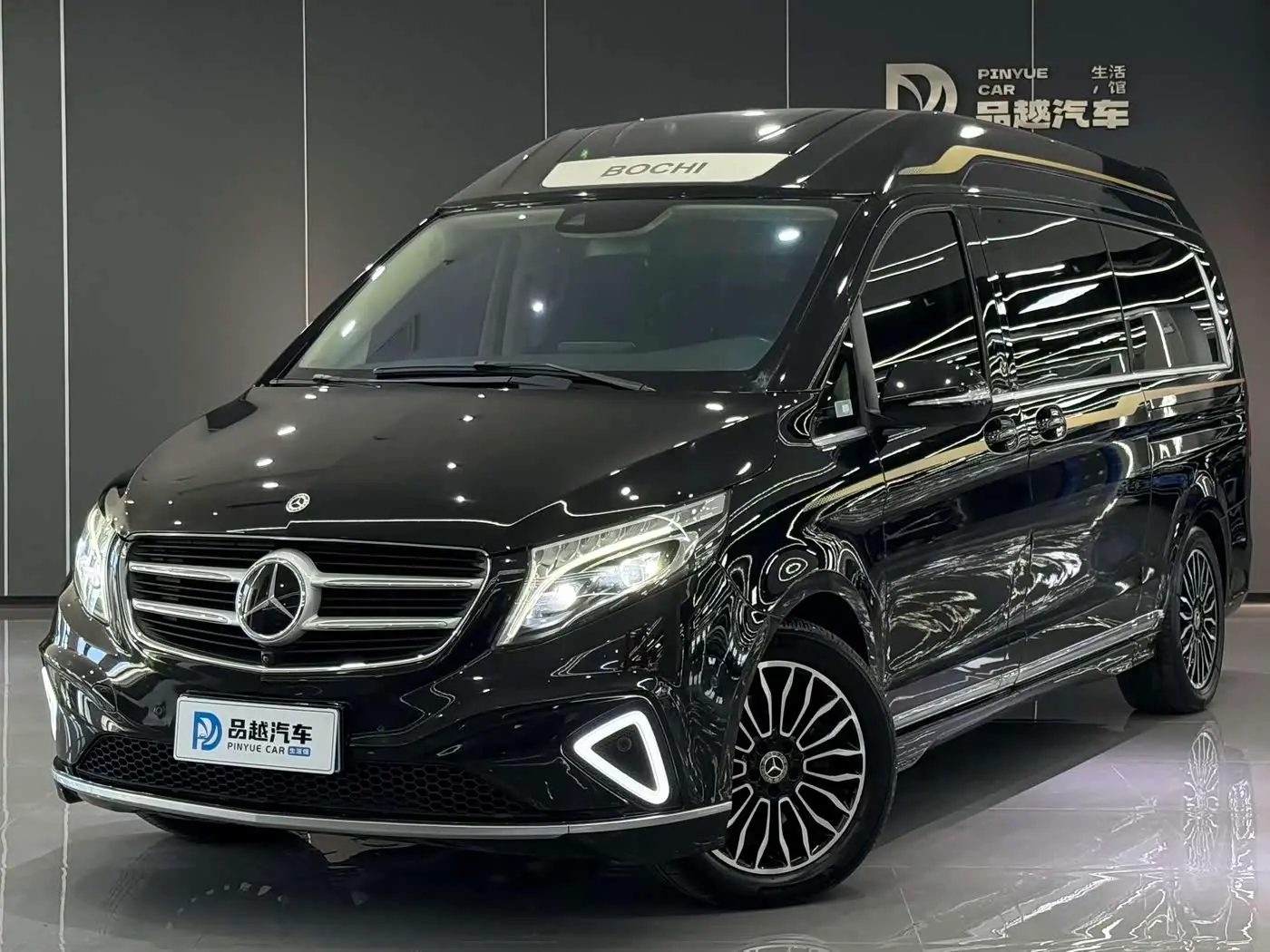 Mercedes-Benz V-Class 2020 — Photo 1/20