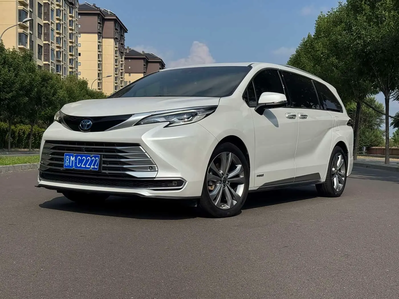 Toyota Sienna 2023 — Photo 1/20