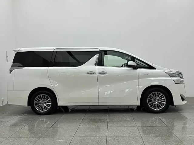 Toyota Vellfire 2019 — Photo 7/19