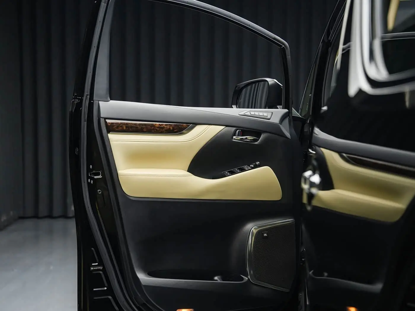 Toyota Alphard 2019 — Photo 17/20