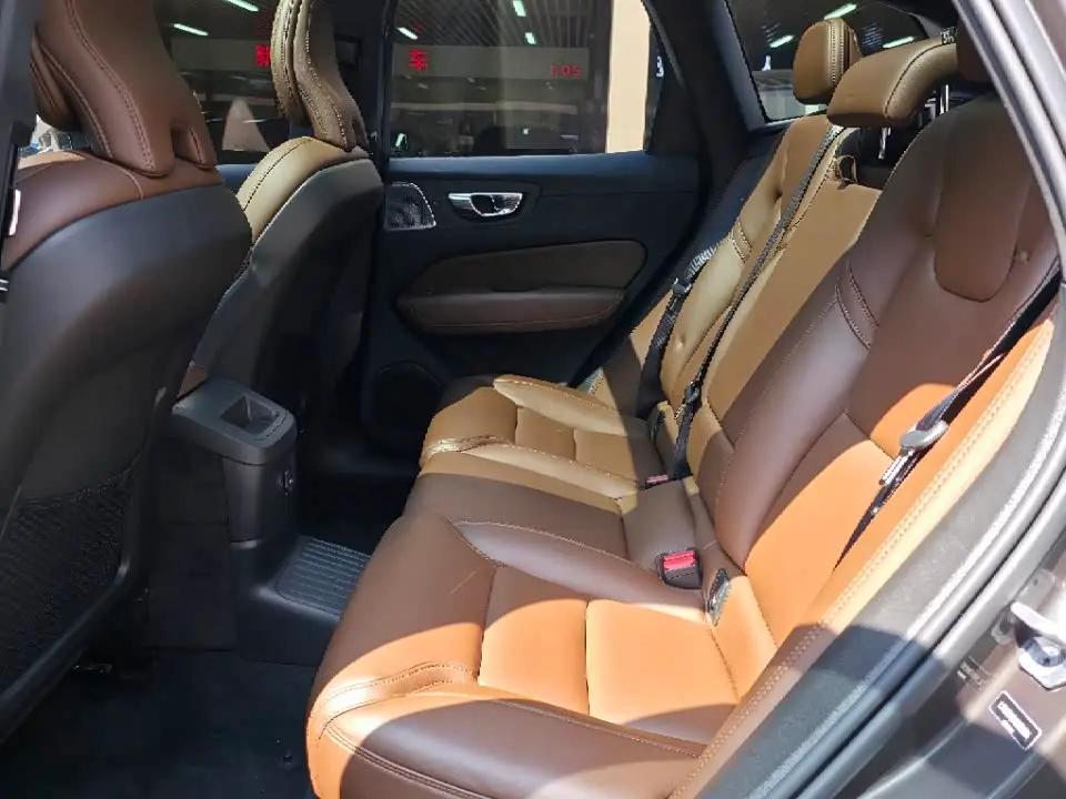 Volvo XC60 Plug-in Hybrid 2022 — Фото 10/15