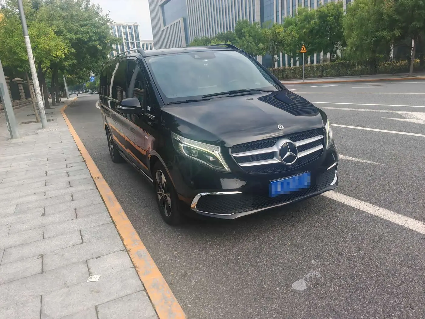 Mercedes-Benz V-Class 2023 — Photo 3/20