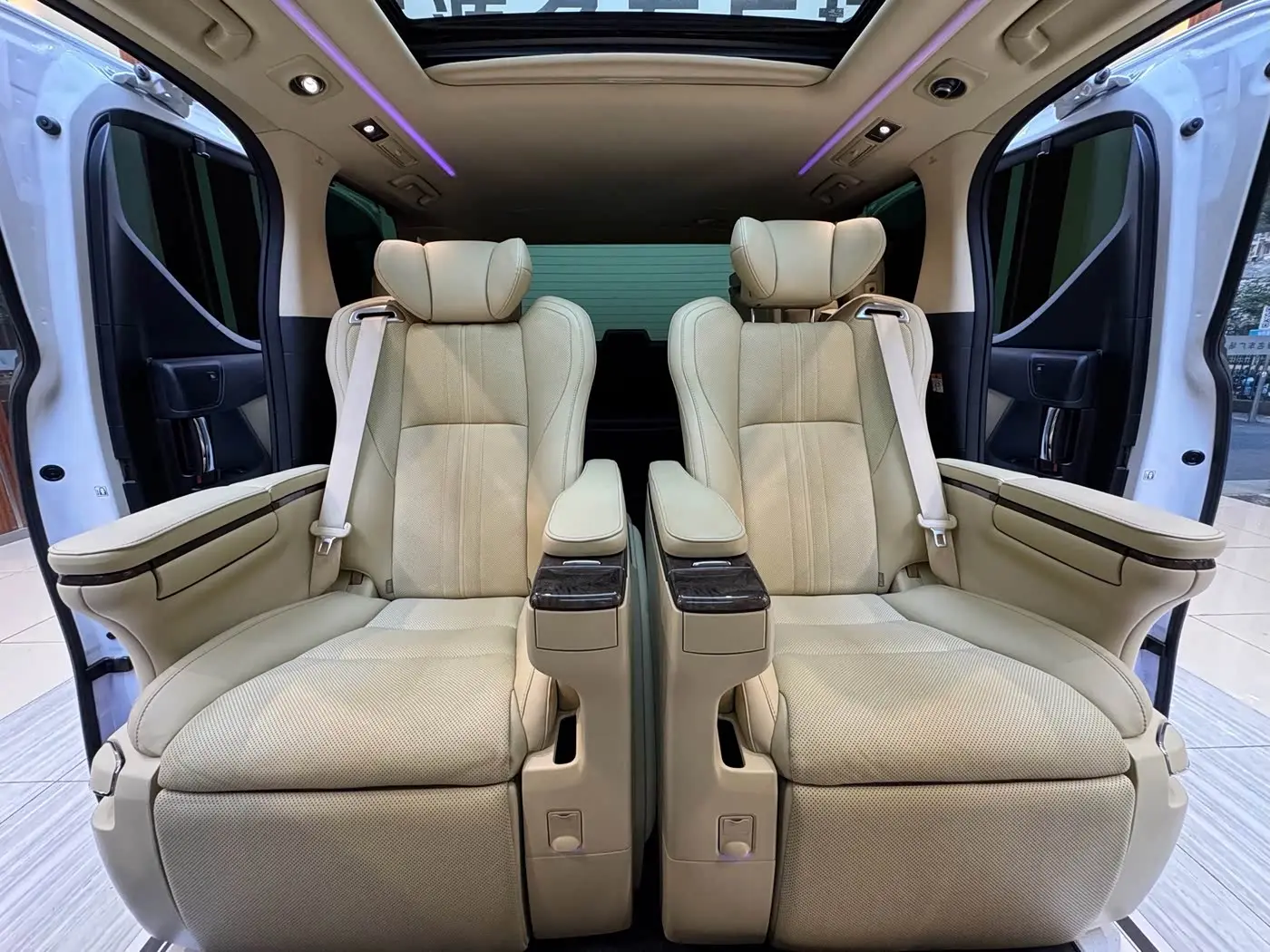 Toyota Vellfire 2023 — Photo 14/20
