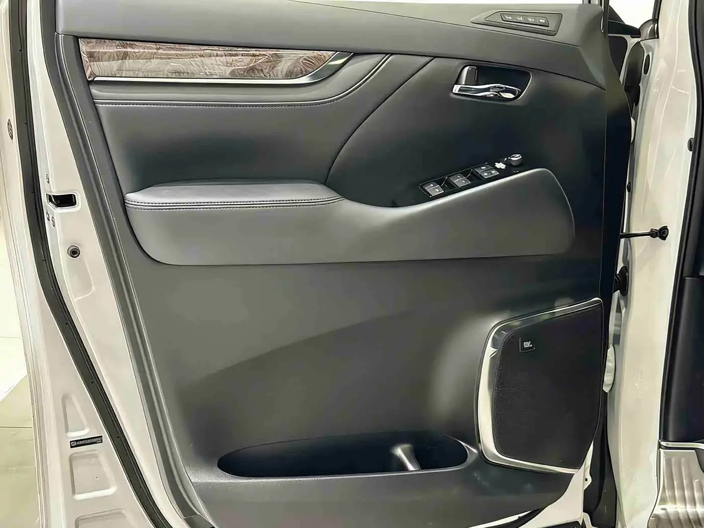 Toyota Alphard 2023 — Фото 8/15