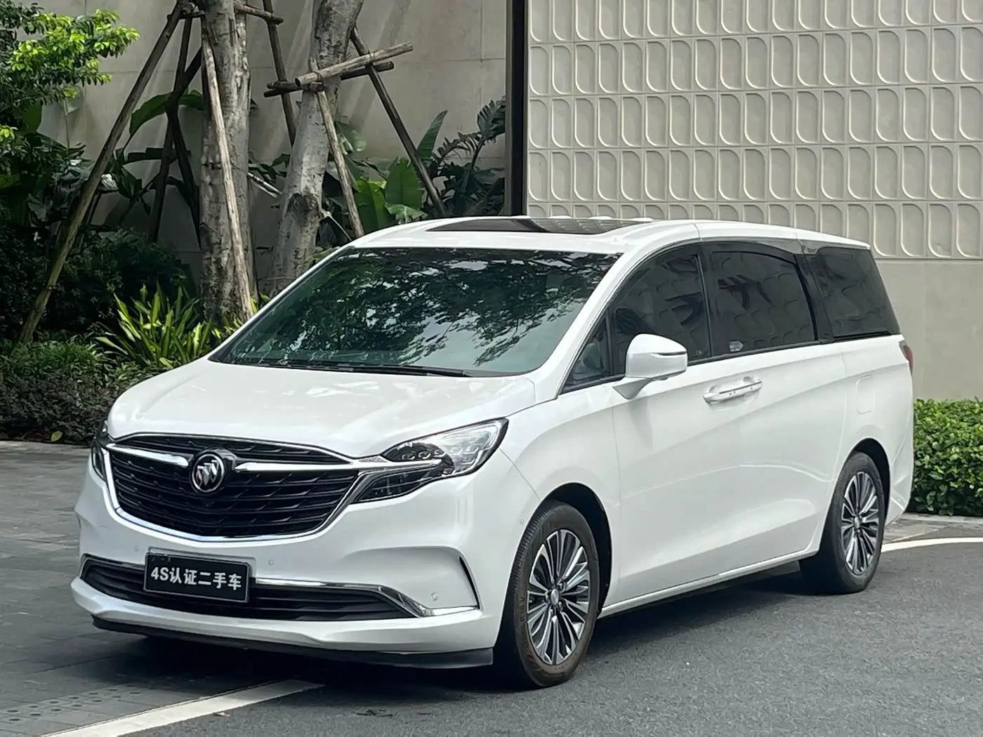 Buick GL8 2022 — Photo 1/20