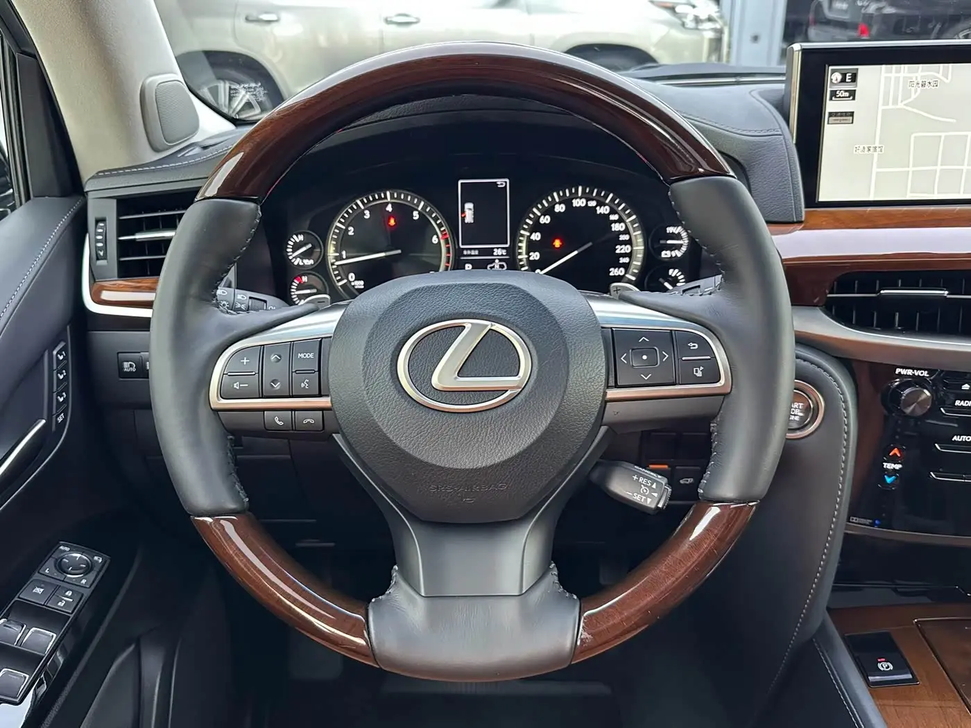 Lexus LX 2019 — Фото 8/20
