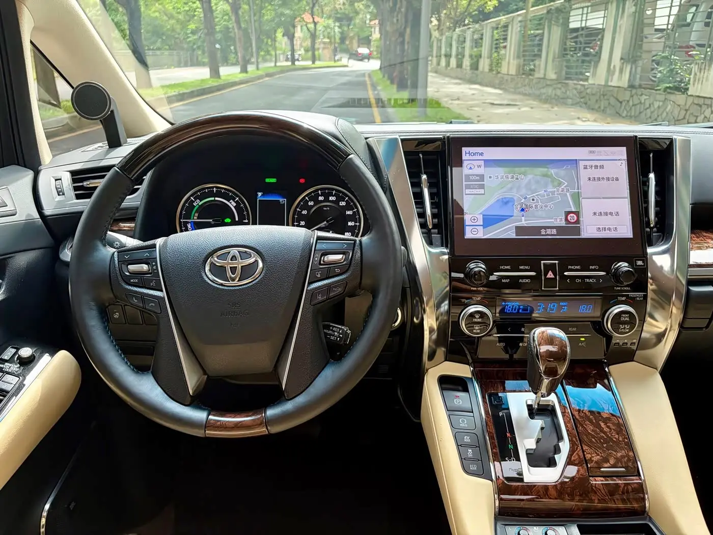 Toyota Alphard 2022 — Photo 8/18