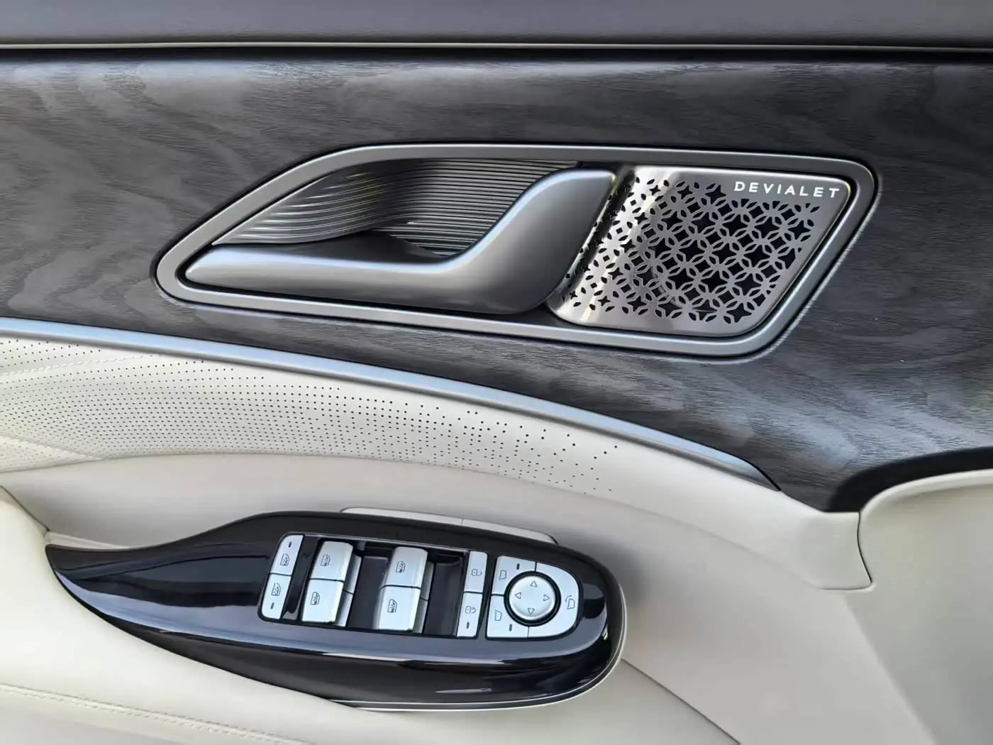 Denza D9 2025 — Photo 10/14