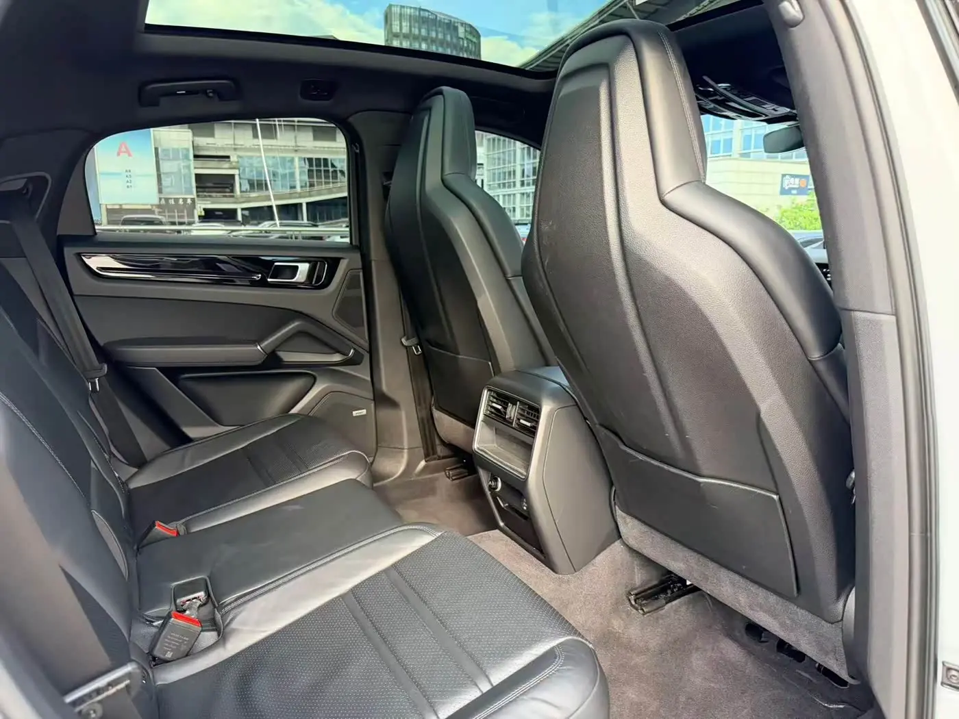 Porsche Cayenne 2019 — Photo 14/18