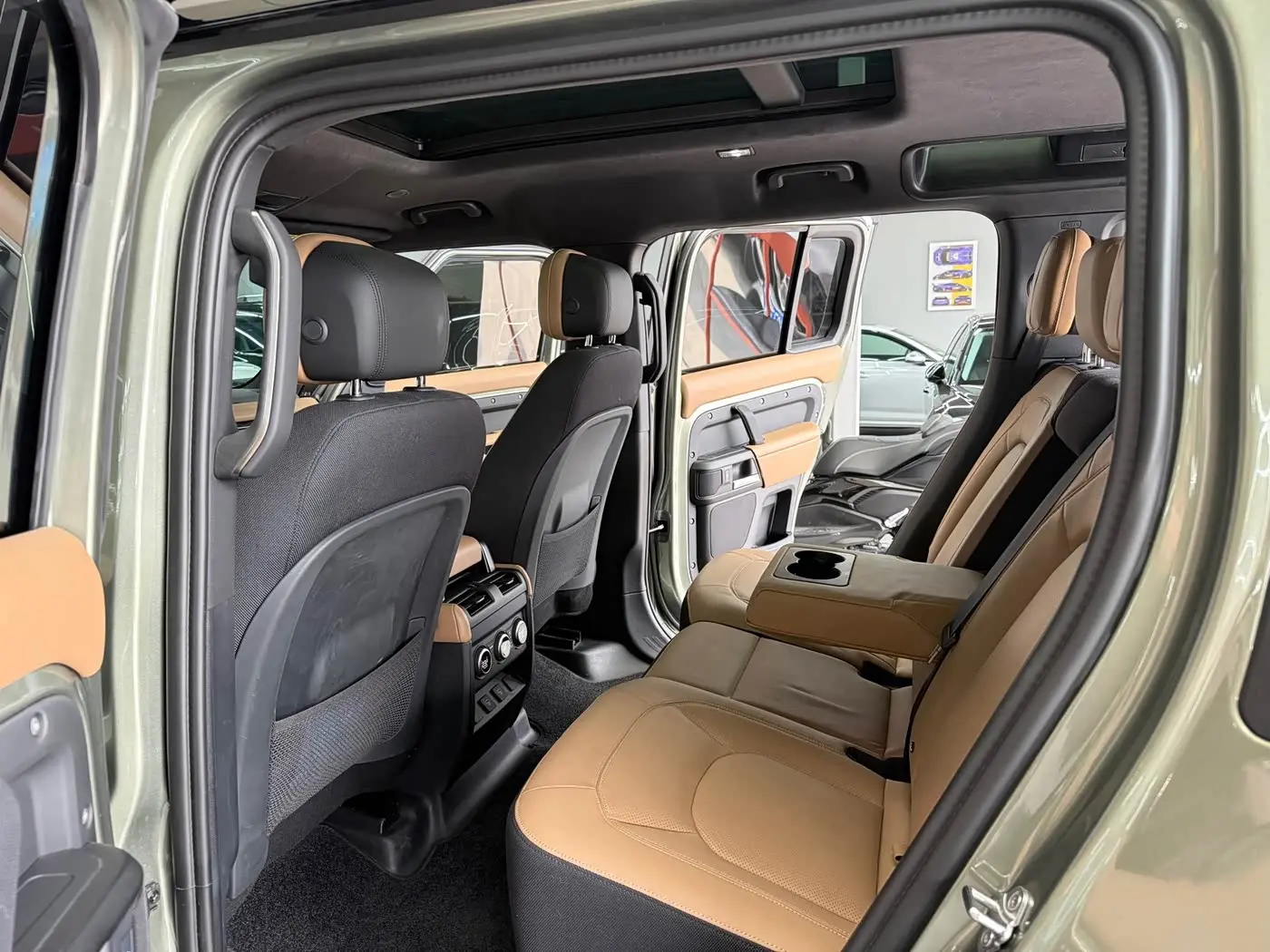 Land Rover Defender 2025 — Photo 14/20