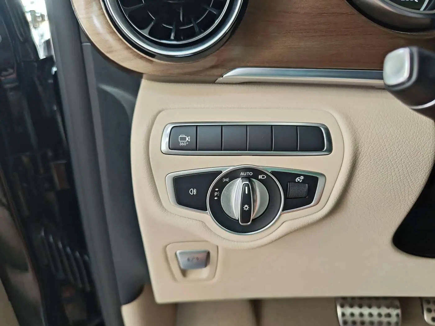 Mercedes-Benz V-Class 2023 — Photo 20/20