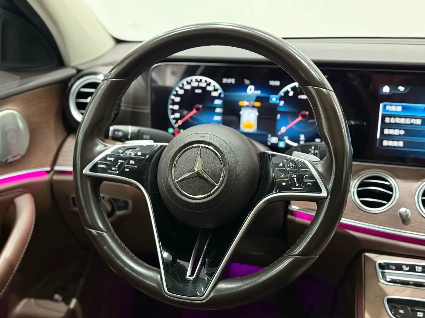 Mercedes-Benz E-Class 2022 — Photo 10/20