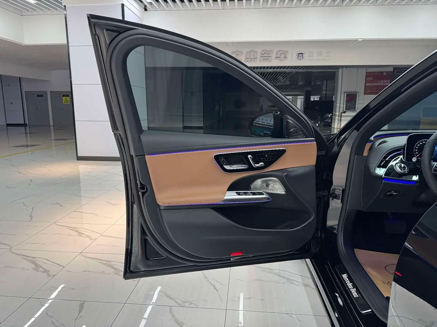 Mercedes-Benz E-Class 2024 — Photo 10/16