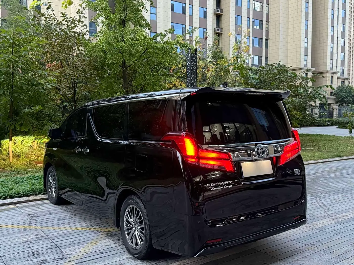 Toyota Alphard 2024 — Photo 5/16