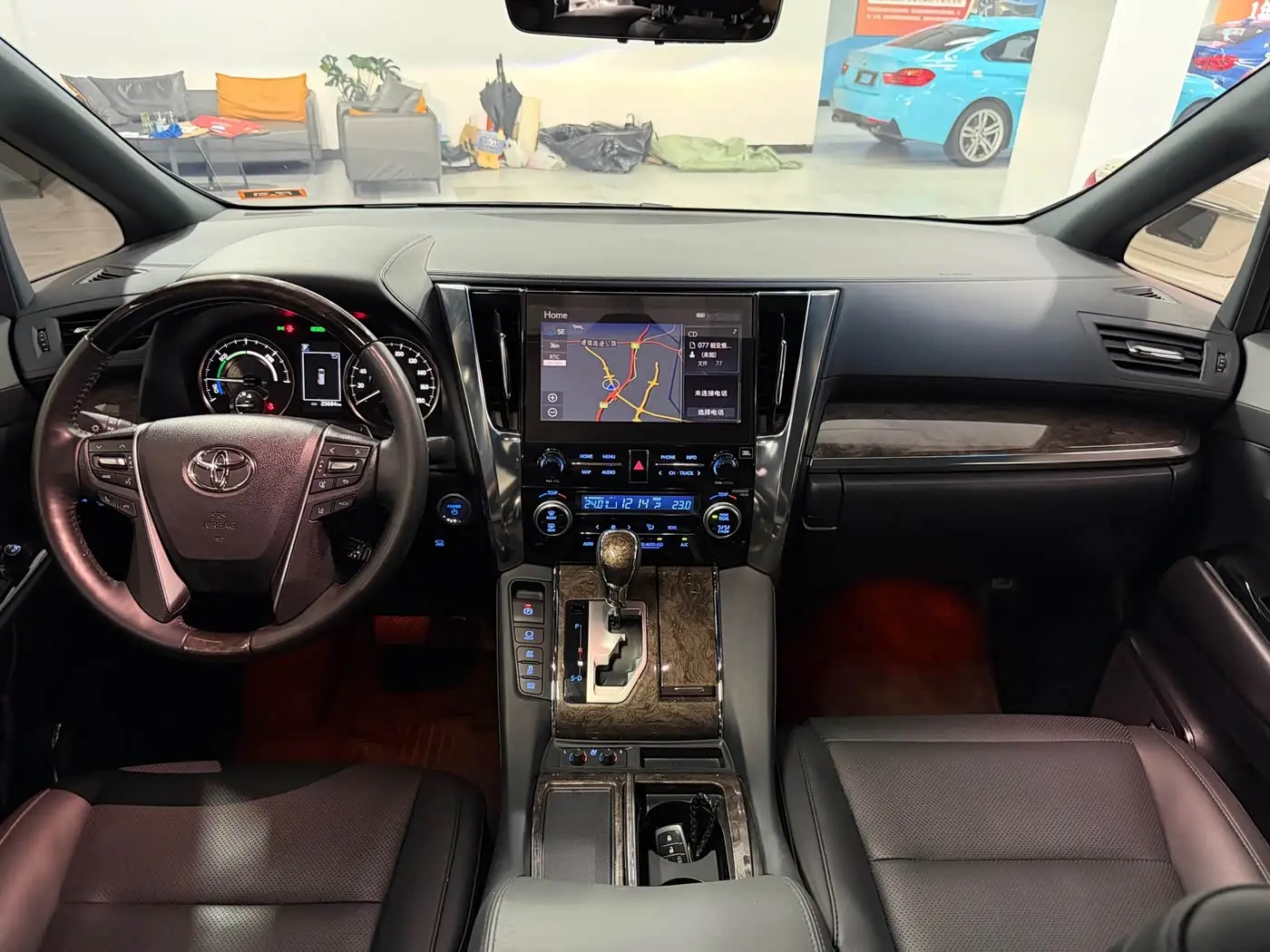 Toyota Alphard 2023 — Photo 8/13