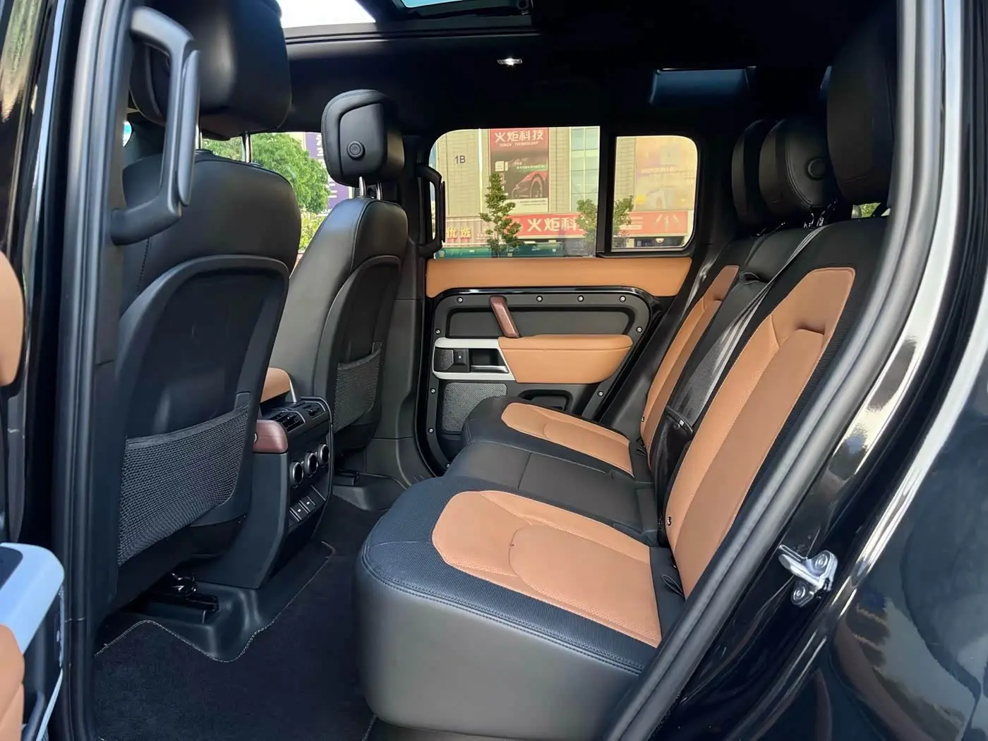 Land Rover Defender 2023 — Photo 6/9