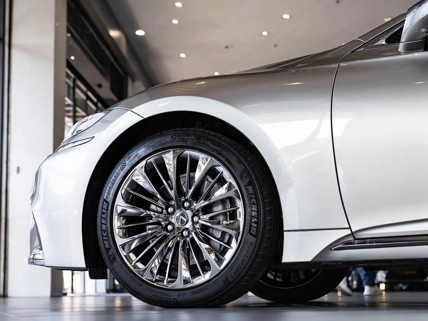 Lexus LS 2018 — Photo 8/20
