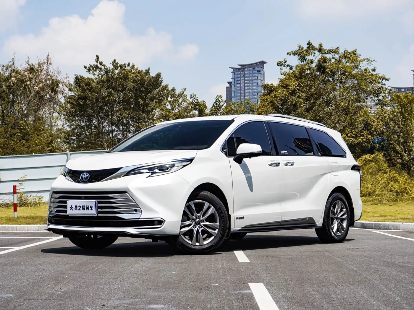 Toyota Sienna 2022 — Photo 1/20
