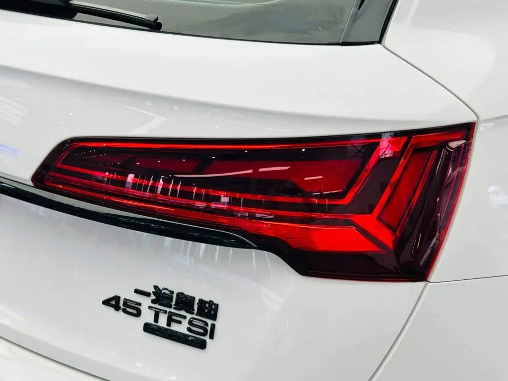Audi Q5L 2024 — Фото 12/20