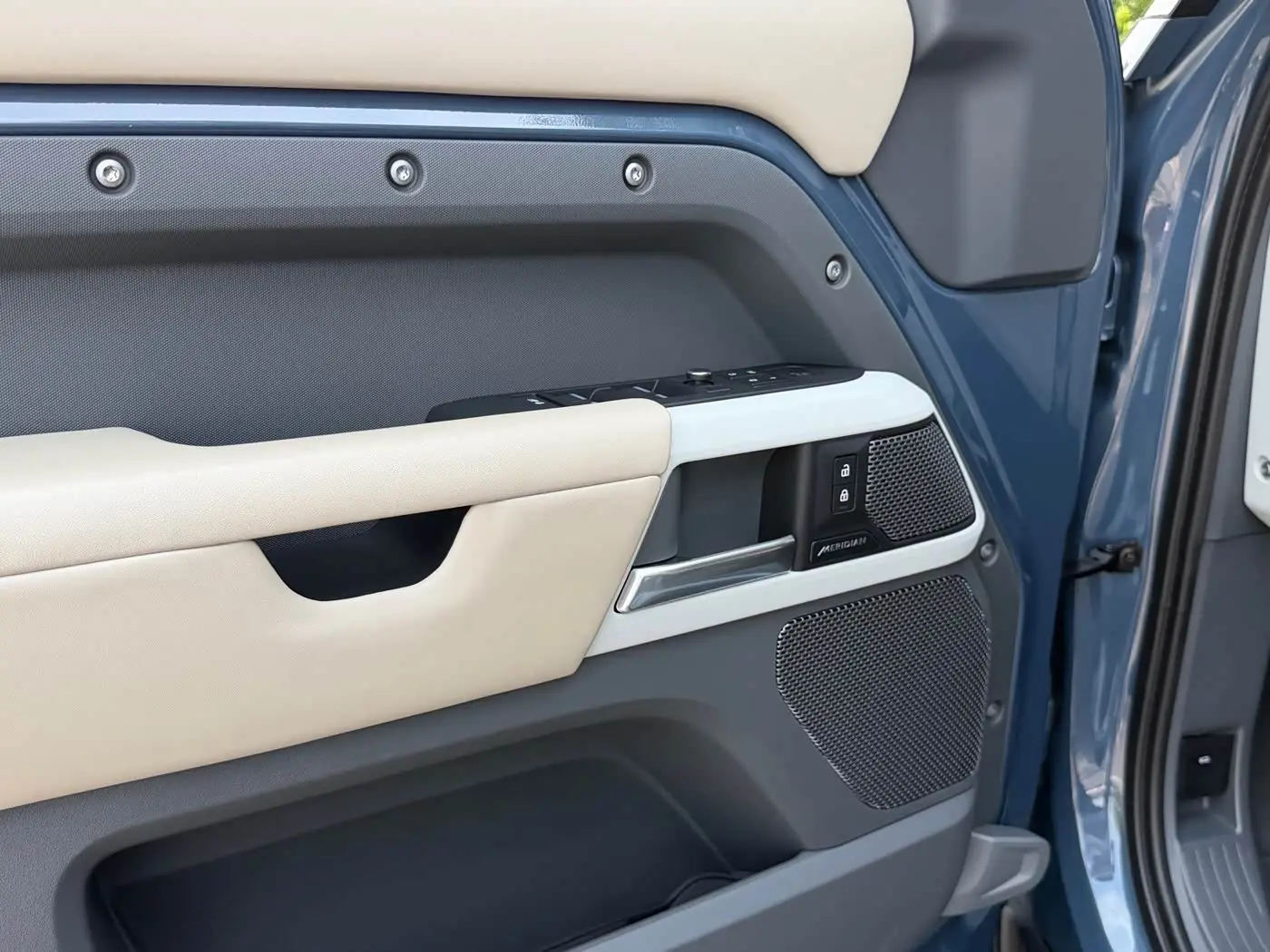 Land Rover Defender 2021 — Photo 12/20