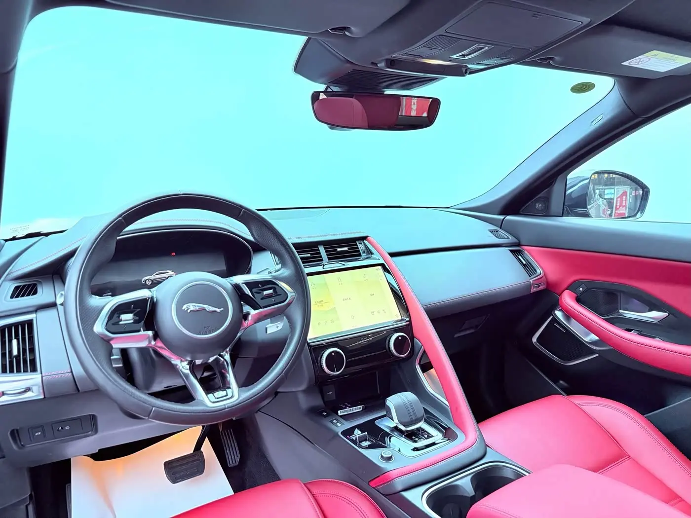 Jaguar E-PACE 2023 — Фото 8/20