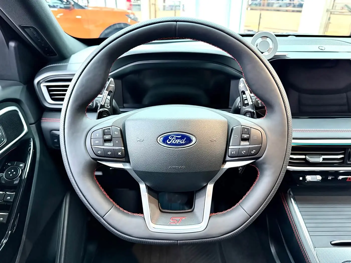 Ford Explorer 2023 — Photo 9/16